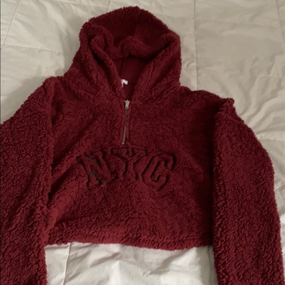 Cropped burgundy fuzzy sweater 3/4 zipper - Picture 1 of 2